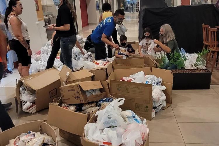Doação de alimentos Golden Shopping São Bernardo do Campo. Voluntários Human Hand
