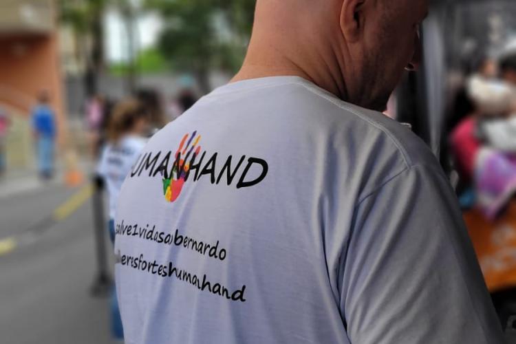 A Human Hand Org, fundada há cinco anos em 2023, é uma organização sem fins lucrativos que se destaca por sua independência em relação ao governo e aos políticos.