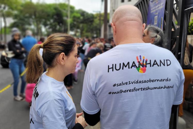 A Human Hand Org, fundada há cinco anos em 2023, é uma organização sem fins lucrativos que se destaca por sua independência em relação ao governo e aos políticos.