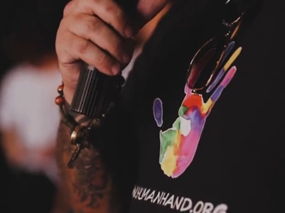 Quebrar o som do silêncio, é a nossa visao de futuro. Quando alguem lhe pedir ajuda, estenda-lhe a mão. A solidariedade começa com o olhar para o outro. Significa também perceber o que acontece à volta, a situação e as pessoas.