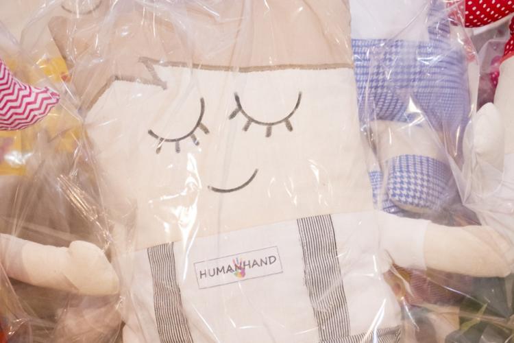 Human Hand Children Campanha Dia das Crianças ONCOAMIGO