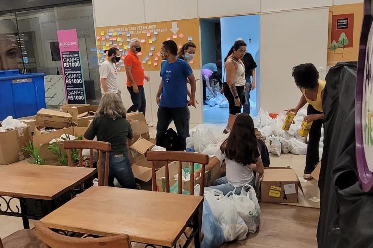 Doação de alimentos Golden Shopping São Bernardo do Campo. Voluntários Human Hand